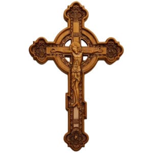 Cruce sculptată în lemn