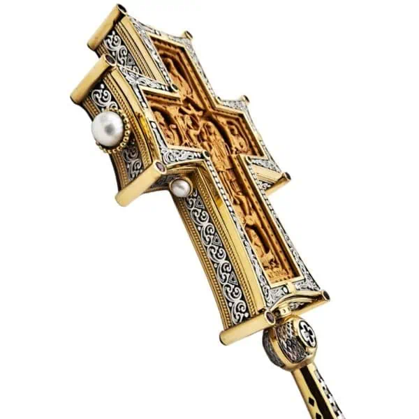Σταυρός Ευλογίας Ασημένιος με ξυλόγλυπτο εσωτερικό σταυρό ο οποίος απεικονίζει από τη μια πλευρά την παράσταση της Σταύρωσης και από την άλλη πλευρά την παράσταση της Βάπτισης του Χριστού. Διαστάσεις: 22,00 x 10,00cm