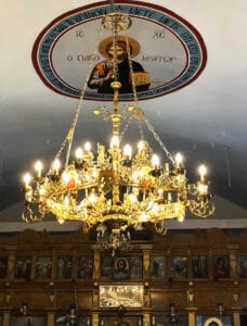 Costruzione e posizionamento del lampadario del Monte Athos